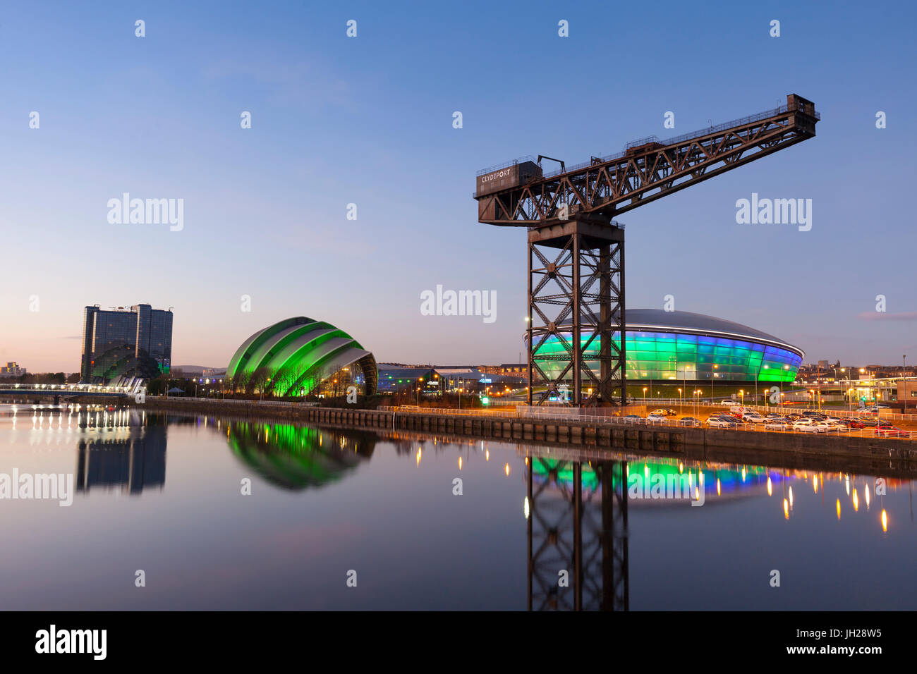 Vista al tramonto del fiume Clyde, Finnieston gru, la Hydro e l'Armadillo, Glasgow, Scotland, Regno Unito, Europa Foto Stock