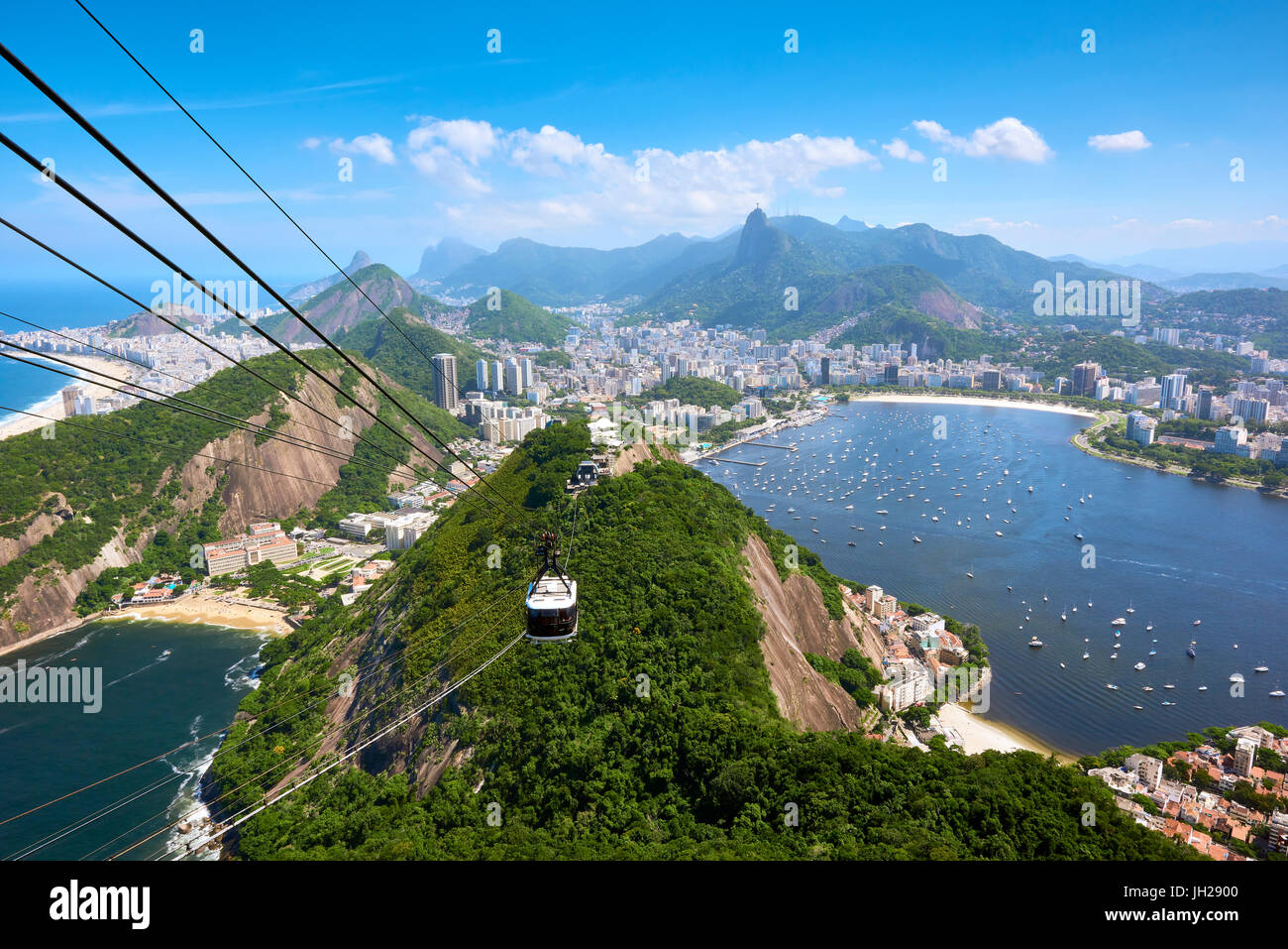 Rio de Janeiro visto dalla cima di monte Sugarloaf con la baia di Guanabara e Praia Vermelha a sinistra, Rio de Janeiro, Brasile Foto Stock