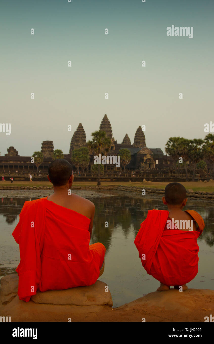 Il debuttante monaco buddista e la sua insegnante a Angkor Wat, UNESCO, Siem Reap, Cambogia, Indocina, Asia sud-orientale, Asia Foto Stock