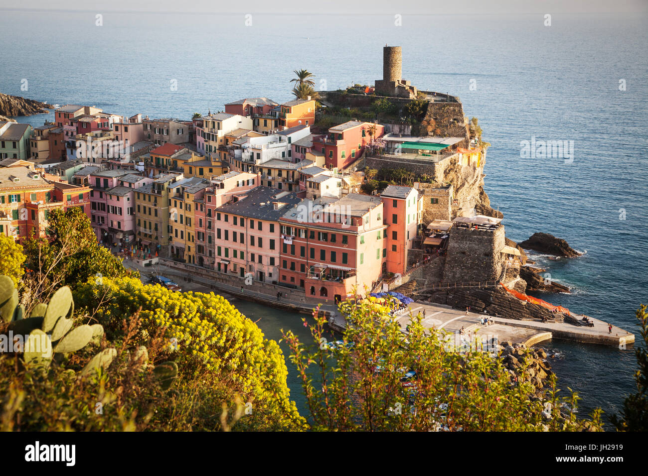 Vernazza nella luce del tramonto, il Parco Nazionale delle Cinque Terre, Sito Patrimonio Mondiale dell'UNESCO, Liguria, Italia, Mediterraneo, Europa Foto Stock