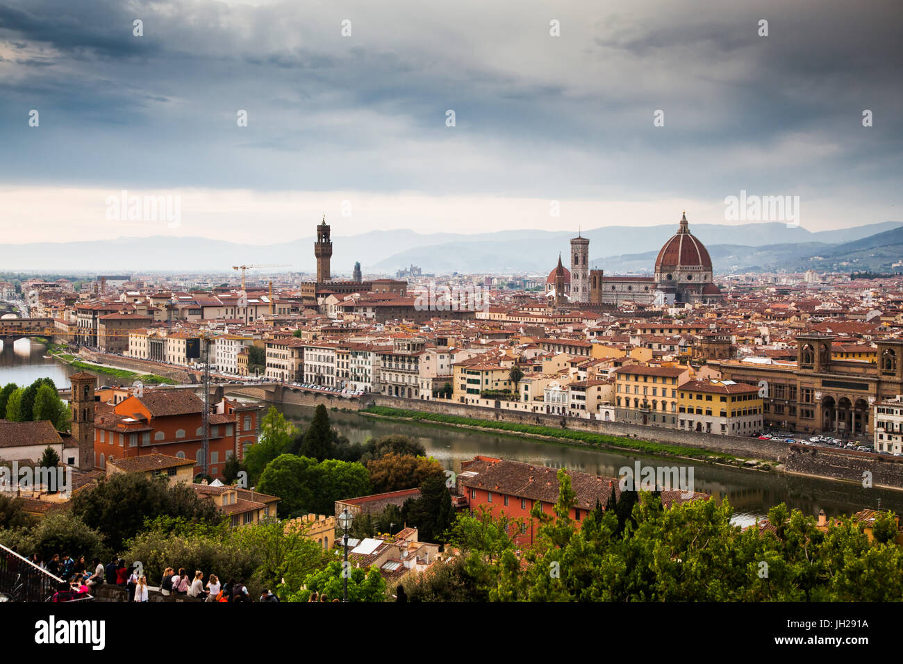 Panorama di Firenze dal Piazzale Michelangelo con il Ponte Vecchio e il Duomo di Firenze, Sito Patrimonio Mondiale dell'UNESCO, Toscana, Italia Foto Stock