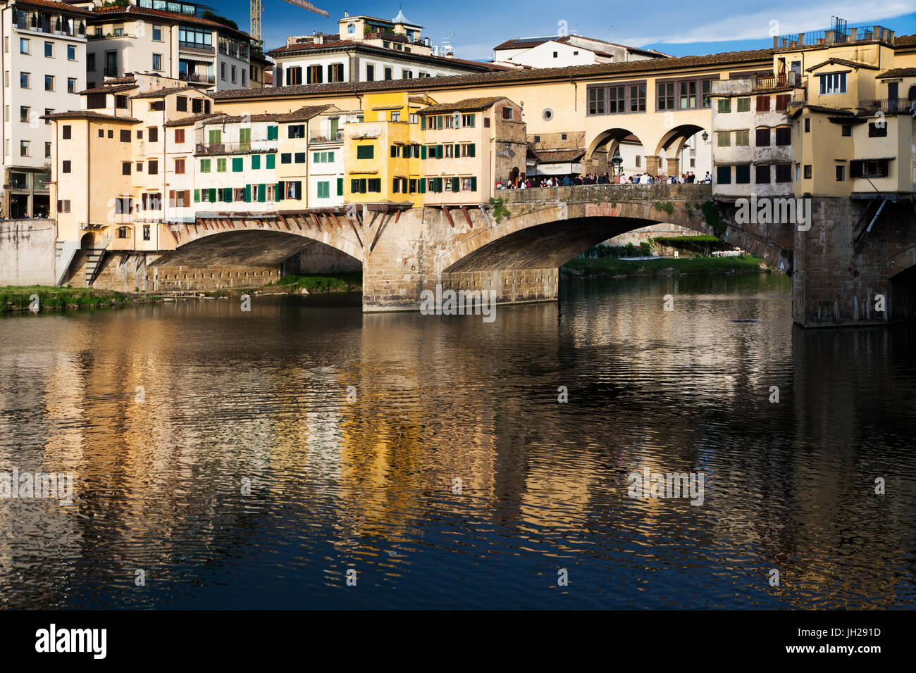 Ponte Vecchio riflesso nel fiume Arno, Firenze, Sito Patrimonio Mondiale dell'UNESCO, Toscana, Italia, Europa Foto Stock