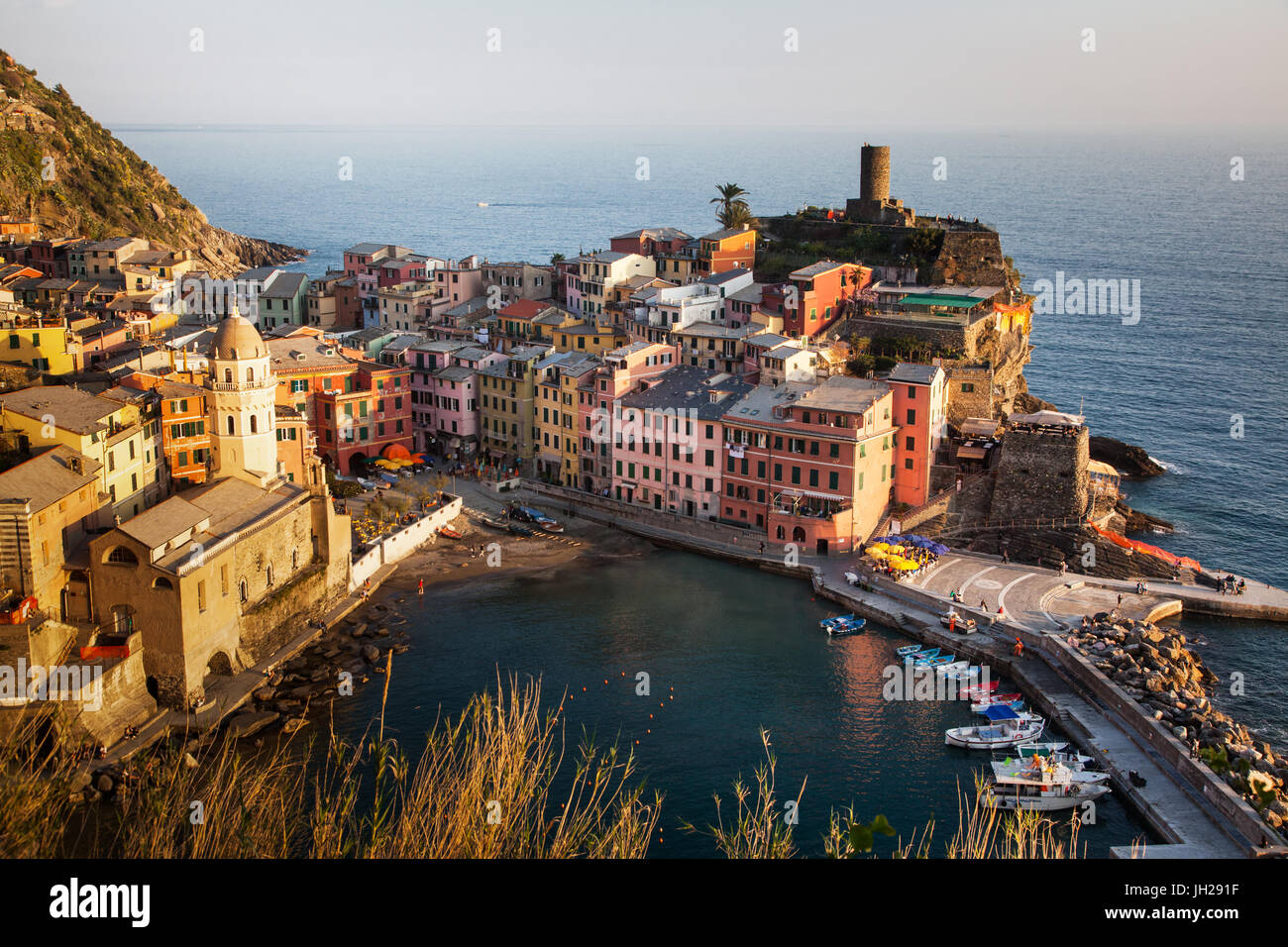 Vernazza nella luce del tramonto, il Parco Nazionale delle Cinque Terre, Sito Patrimonio Mondiale dell'UNESCO, Liguria, Italia, Mediterraneo, Europa Foto Stock