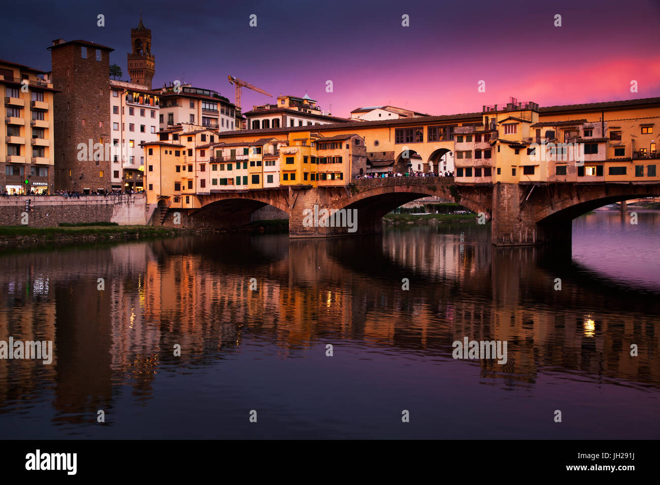 Ponte Vecchio al tramonto riflesso nel fiume Arno, Firenze, Sito Patrimonio Mondiale dell'UNESCO, Toscana, Italia, Europa Foto Stock