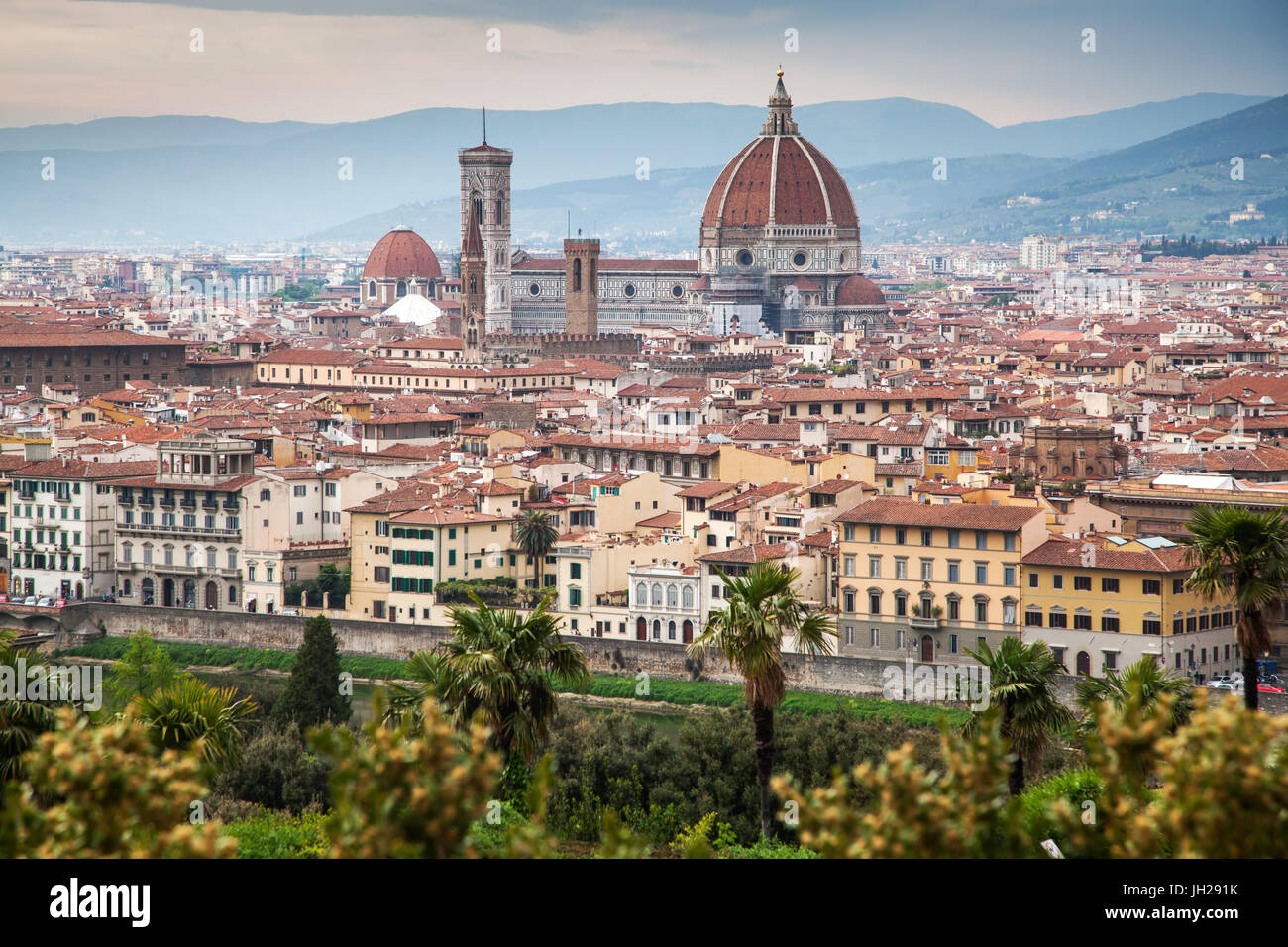 Panorama di Firenze dal Piazzale Michelangelo con il Duomo di Firenze, Sito Patrimonio Mondiale dell'UNESCO, Toscana, Italia, Europa Foto Stock