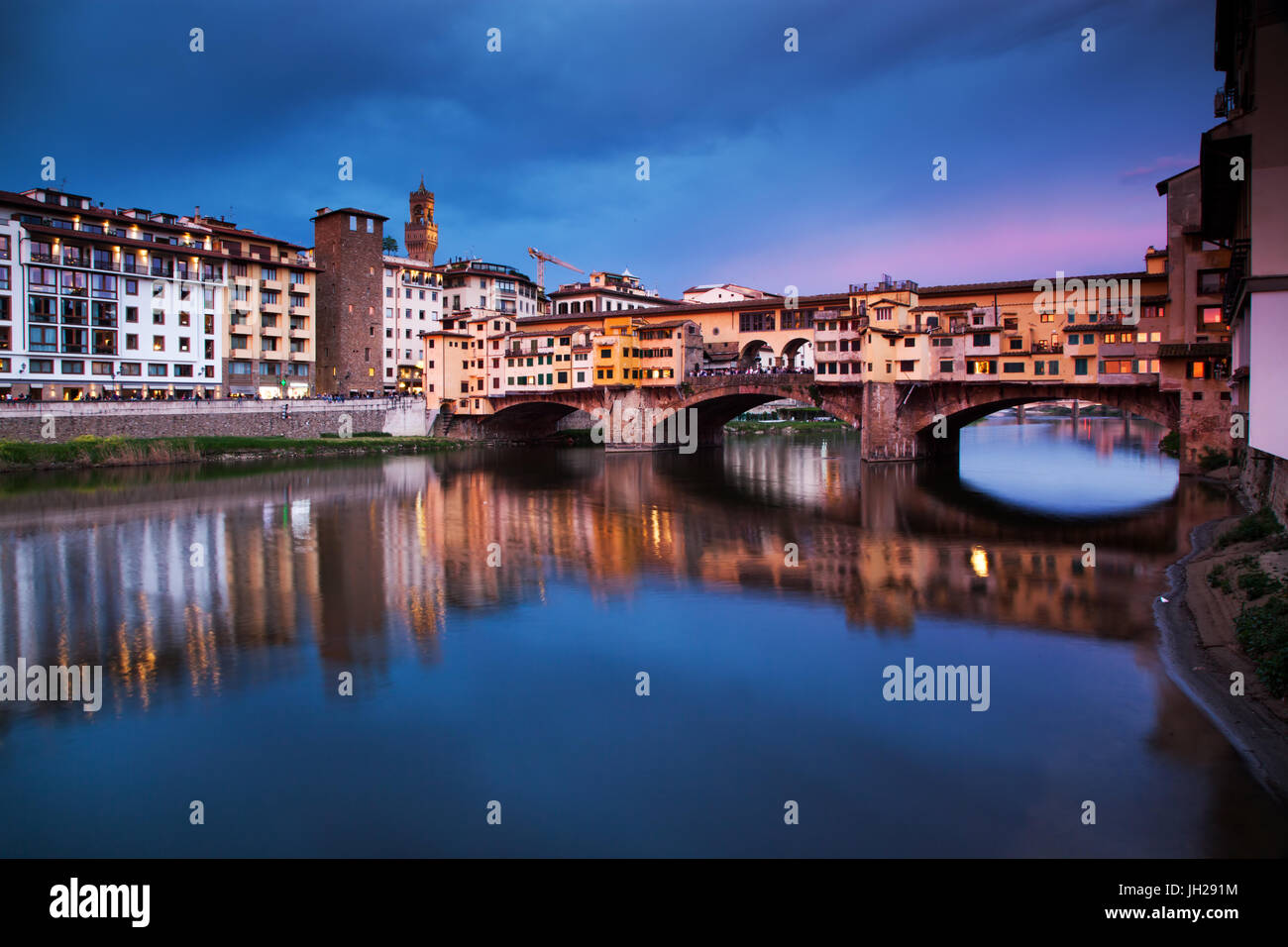 Ponte Vecchio di notte si riflette nel fiume Arno, Firenze, Sito Patrimonio Mondiale dell'UNESCO, Toscana, Italia, Europa Foto Stock