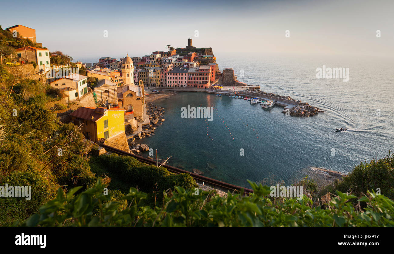 Vernazza nella luce del tramonto, il Parco Nazionale delle Cinque Terre, Sito Patrimonio Mondiale dell'UNESCO, Liguria, Italia, Mediterraneo, Europa Foto Stock