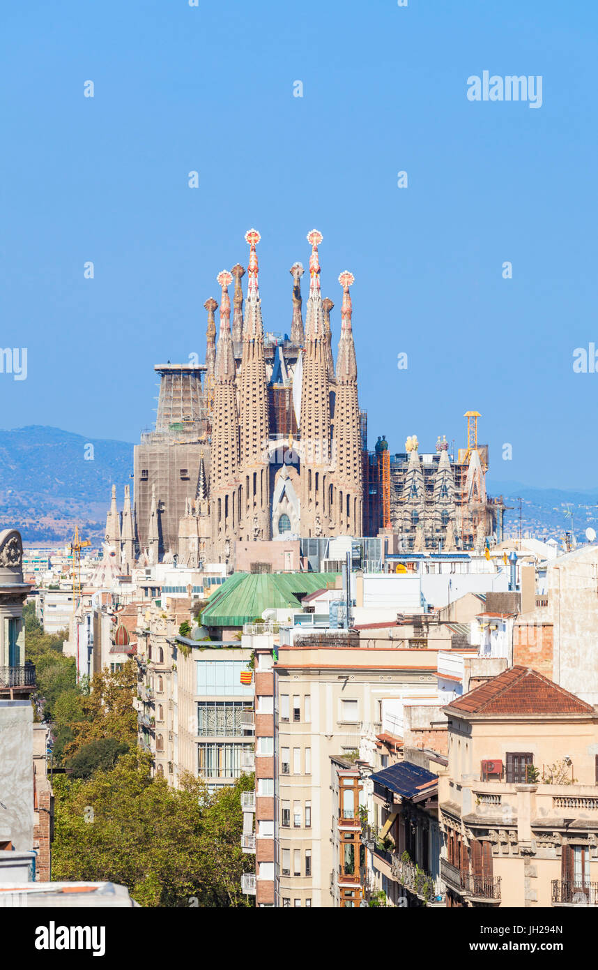 Vista dello Skyline della Sagrada Familia di Antoni Gaudi, Sito Patrimonio Mondiale dell'UNESCO, barcellona catalogna (Catalunya), Spagna, Europa Foto Stock