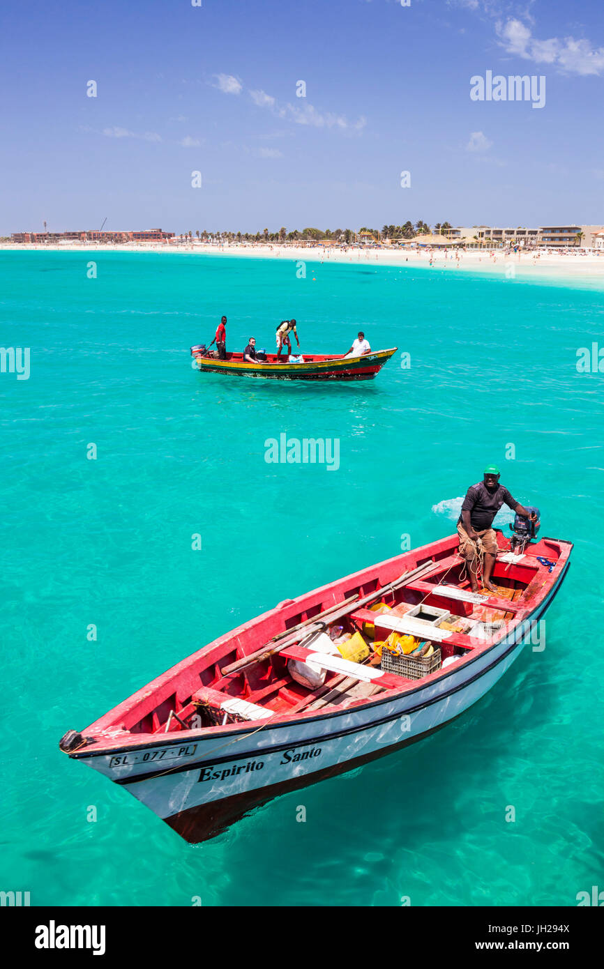 I pescatori di portare le loro catture di pesce in barche da pesca a Santa Maria, Isola di Sal, Isole di Capo Verde, Oceano Atlantico, Africa Foto Stock