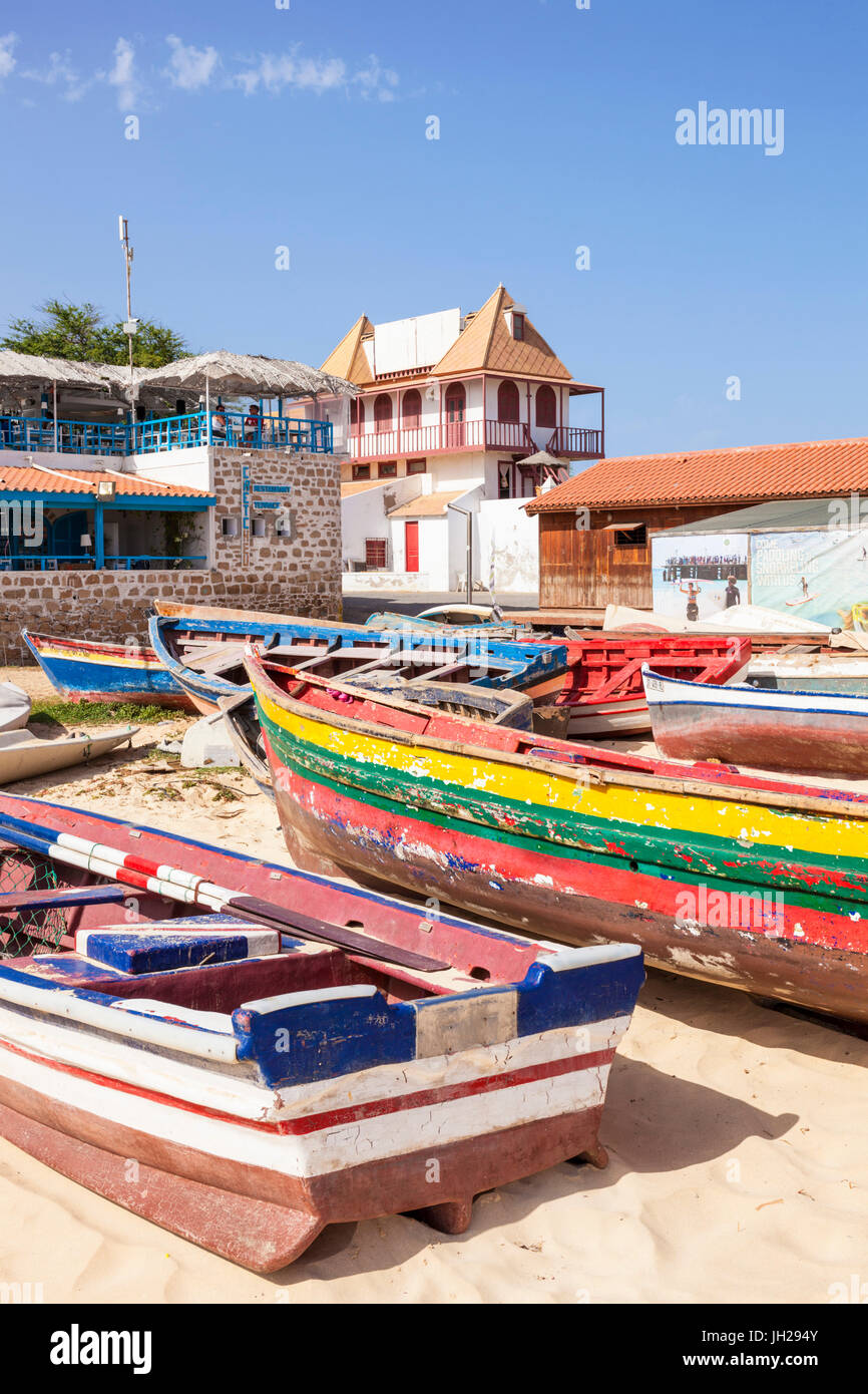 I tradizionali colorati barche di pescatori locali sulla spiaggia di Santa Maria, Praia da Santa Maria, Isola di Sal, Capo Verde, Atlantico Foto Stock