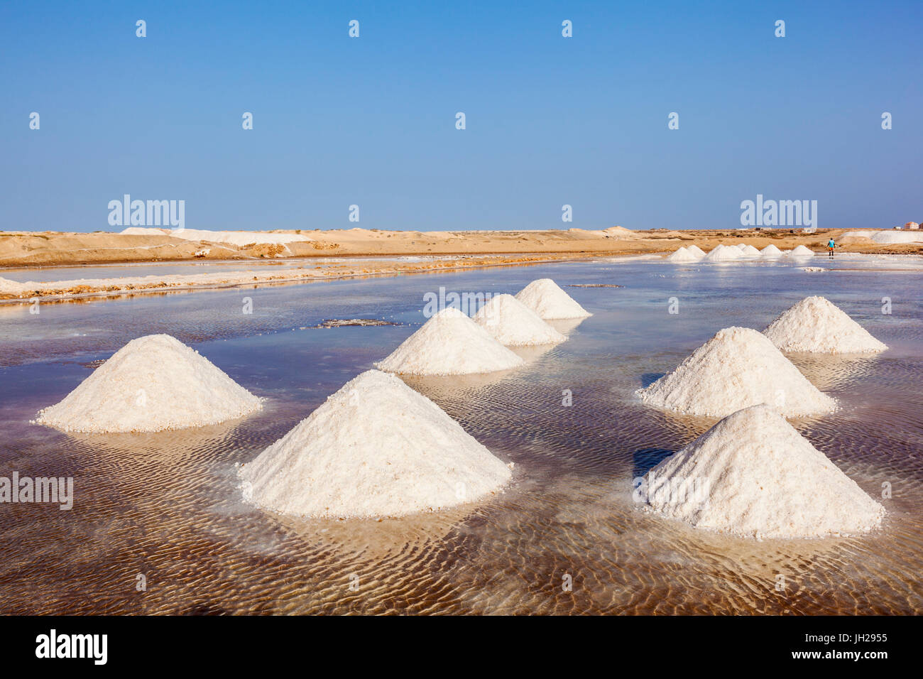Pile di sale raccolto dalle naturali saline a Salinas, appena fuori da Santa Maria, Isola di Sal, Capo Verde, Oceano Atlantico, Africa Foto Stock