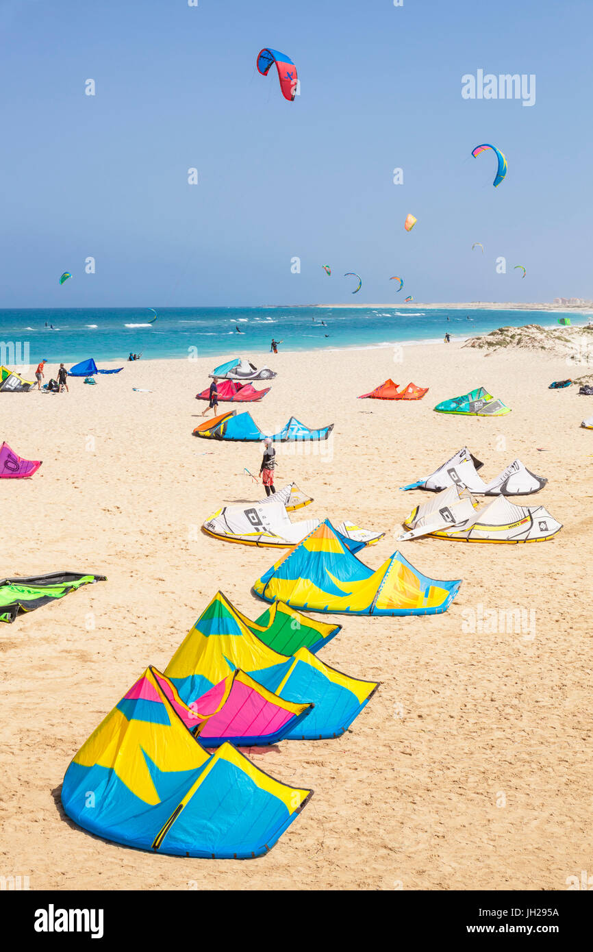 Il kite surf e kite surf kite sulla spiaggia Praia da Fragata, Costa da Fragata, Santa Maria, Isola di Sal, Capo Verde, Atlantico Foto Stock