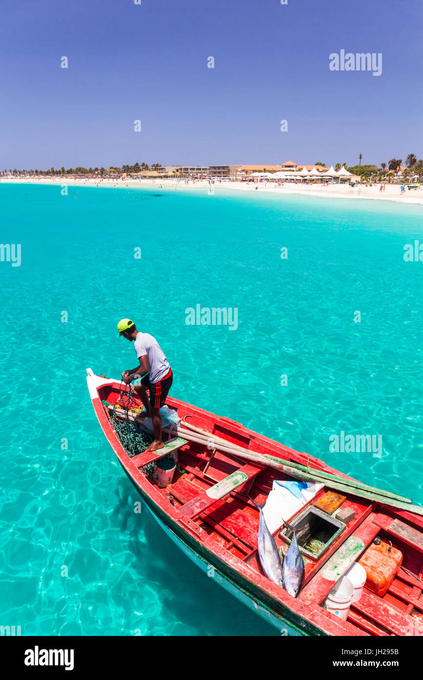 Pescatore con la sua cattura di pesce in una tradizionale barca da pesca, Santa Maria, Isola di Sal, Capo Verde, Oceano Atlantico, Africa Foto Stock