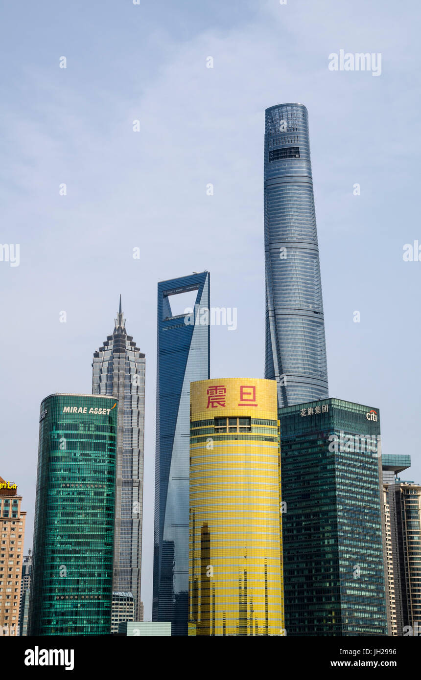 La Shanghai Tower, Torre di Jin Mao, e il World Financial Center di Shanghai sulla skyline di Pudong dal Bund, Shanghai, Cina Foto Stock