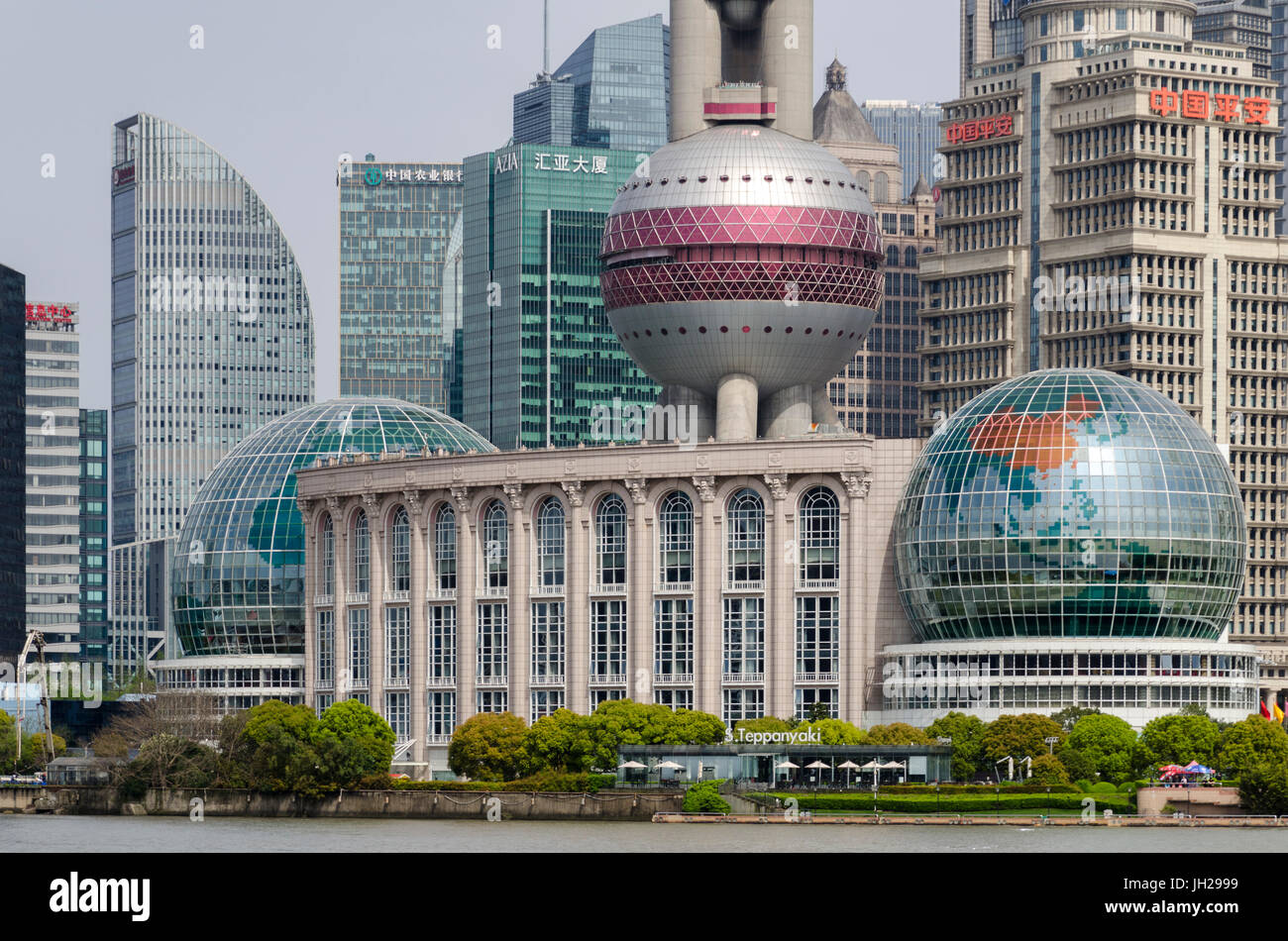 Lo Skyline di Pudong dal Bund, Shanghai, Cina e Asia Foto Stock