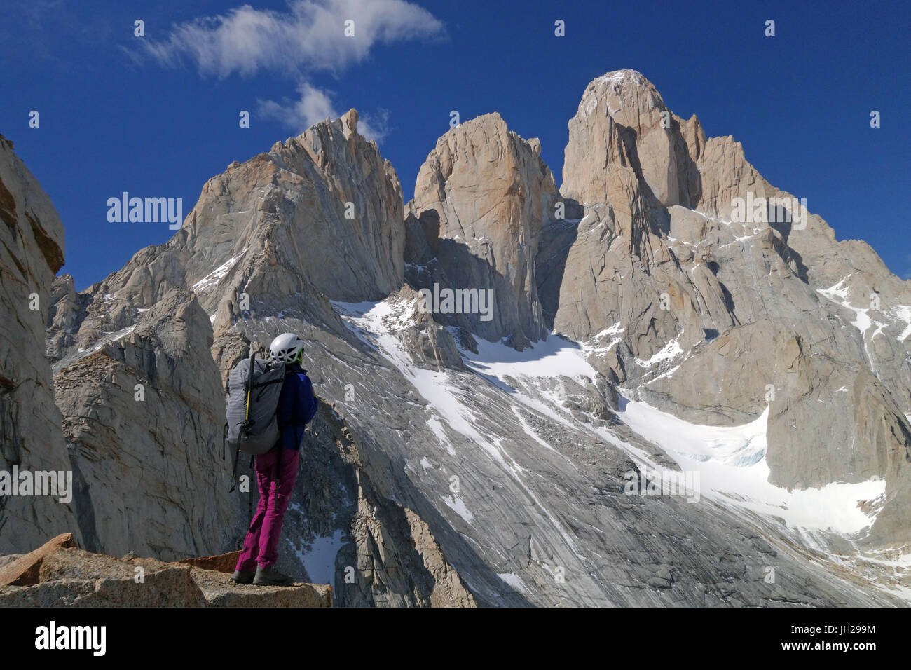 Un alpinista guarda verso il Cerro Fitz Roy, El Chalten massiccio, Patagonia, Argentina, Sud America Foto Stock