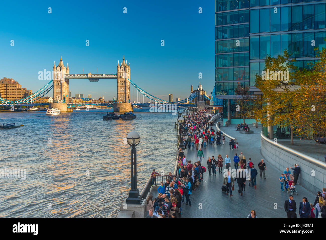 Il Tower Bridge oltre il Fiume Tamigi, il Municipio e più di Londra sulla destra, London, England, Regno Unito, Europa Foto Stock