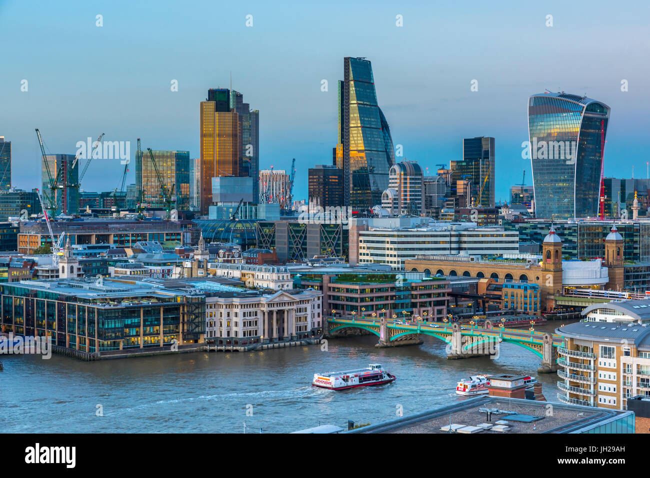 City of London skyline, torre 42, Cheesegrater e walkie talkie grattacieli, London, England, Regno Unito, Europa Foto Stock