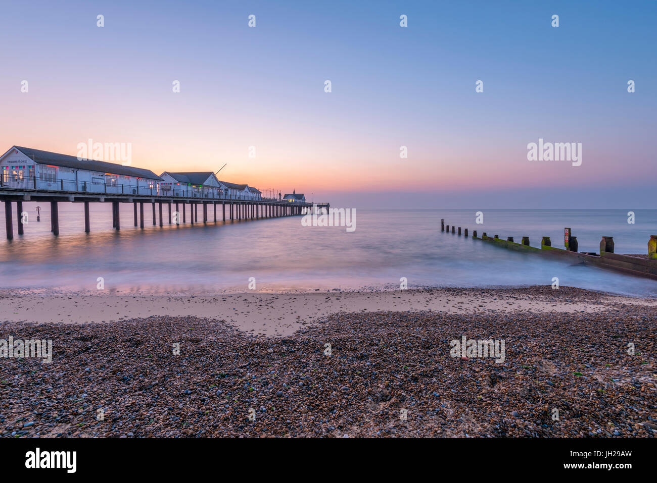 Southwold Pier all'alba, Southwold, Suffolk, Inghilterra, Regno Unito, Europa Foto Stock