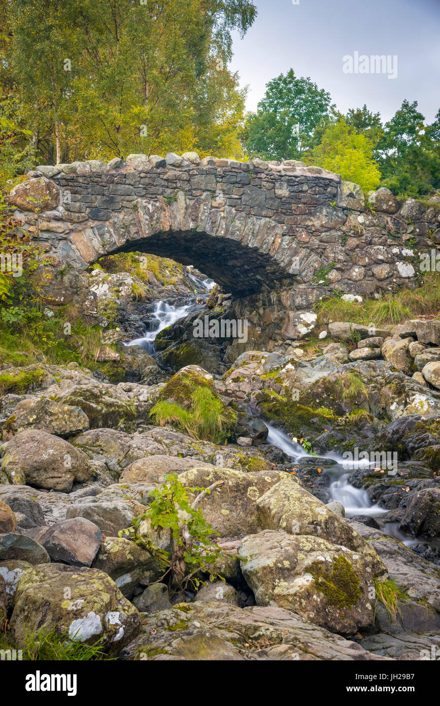 Ponte Ashness, Parco Nazionale del Distretto dei Laghi, Cumbria, England, Regno Unito, Europa Foto Stock