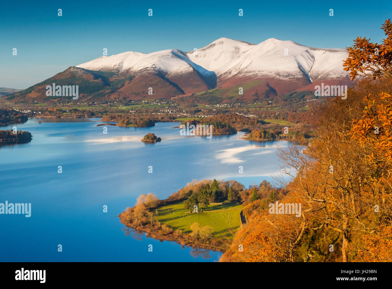 Derwentwater e Skiddaw Mountain, Keswick, Parco Nazionale del Distretto dei Laghi, Cumbria, England, Regno Unito, Europa Foto Stock