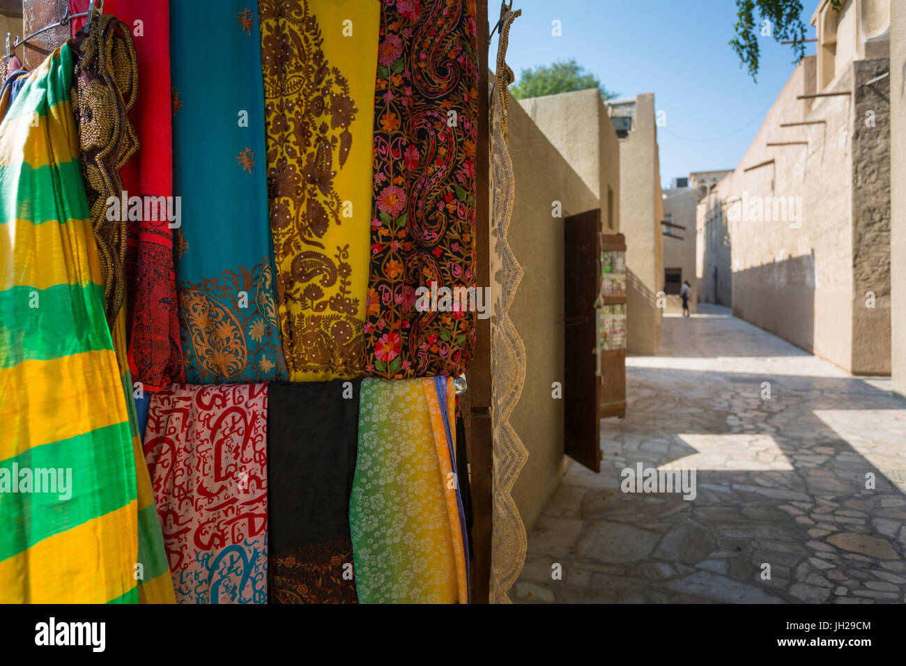 Strada stretta e negozio di tessuti in Al Fahidi centro storico, Bur Dubai, Dubai, Emirati Arabi Uniti, Medio Oriente Foto Stock