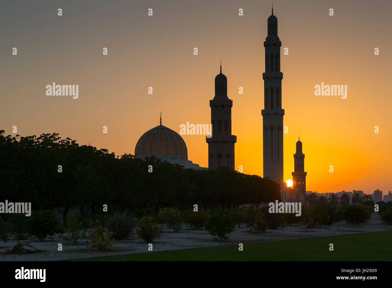 Vista di Sultan Qaboos grande moschea al tramonto, Muscat Oman, Medio Oriente Foto Stock