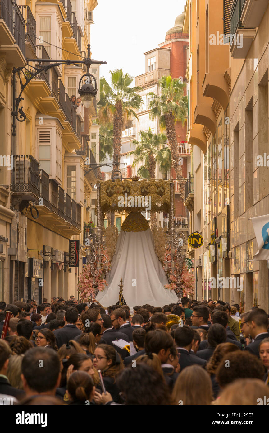 La gente del posto che prendono parte alla risurrezione Parade la Domenica di Pasqua, Malaga, Costa del Sol, Andalusia, Spagna, Europa Foto Stock