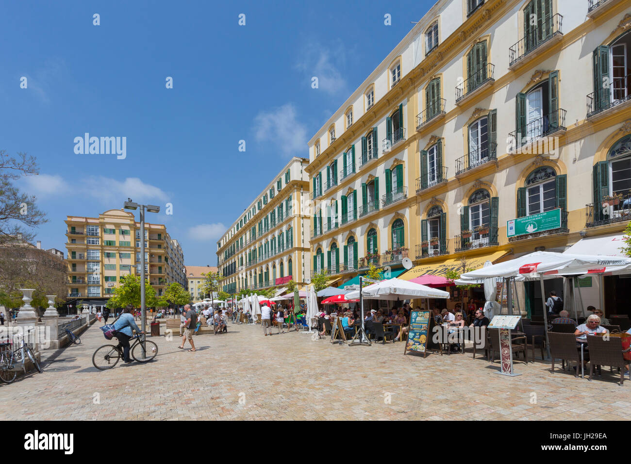 Ristoranti e caffetterie in Plaza de la Merced, Malaga, Costa del Sol, Andalusia, Spagna, Europa Foto Stock