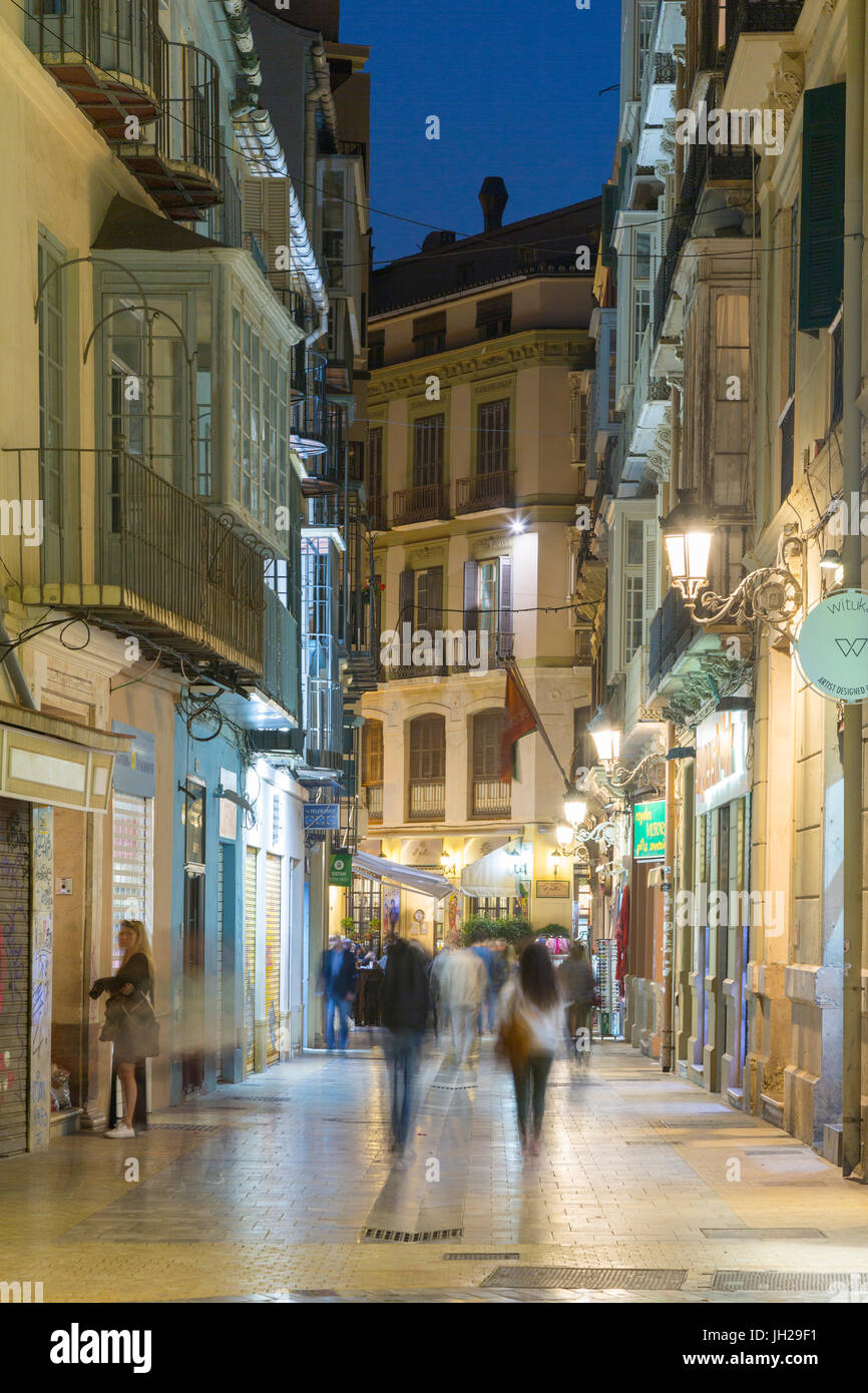 Caffè e ristoranti su Calle Granada al crepuscolo, Malaga, Costa del Sol, Andalusia, Spagna, Europa Foto Stock