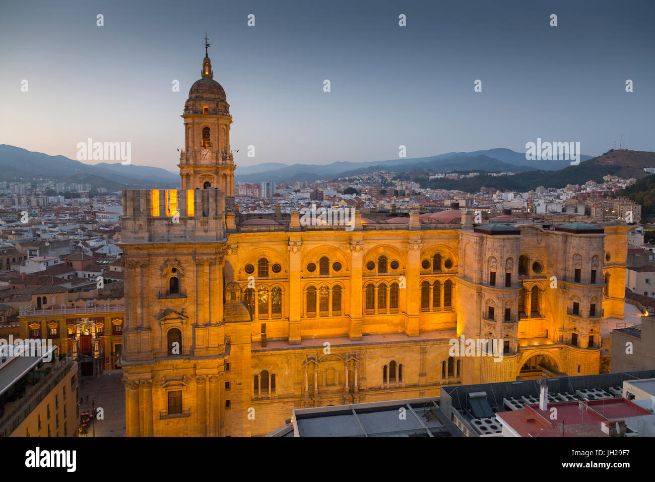 Vista in elevazione della Cattedrale di Malaga al crepuscolo, Malaga, Costa del Sol, Andalusia, Spagna, Europa Foto Stock