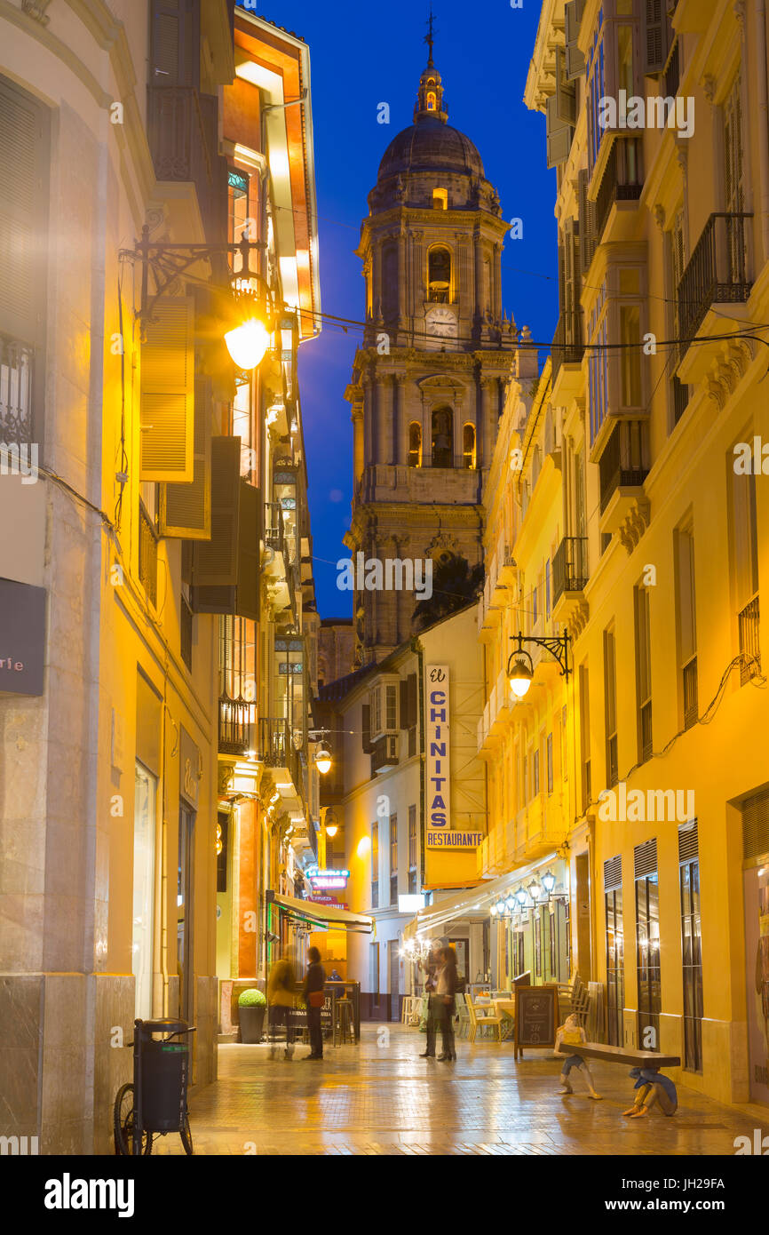 Vista della Cattedrale di Malaga da calle Marques de Larios al crepuscolo, Malaga, Costa del Sol, Andalusia, Spagna, Europa Foto Stock
