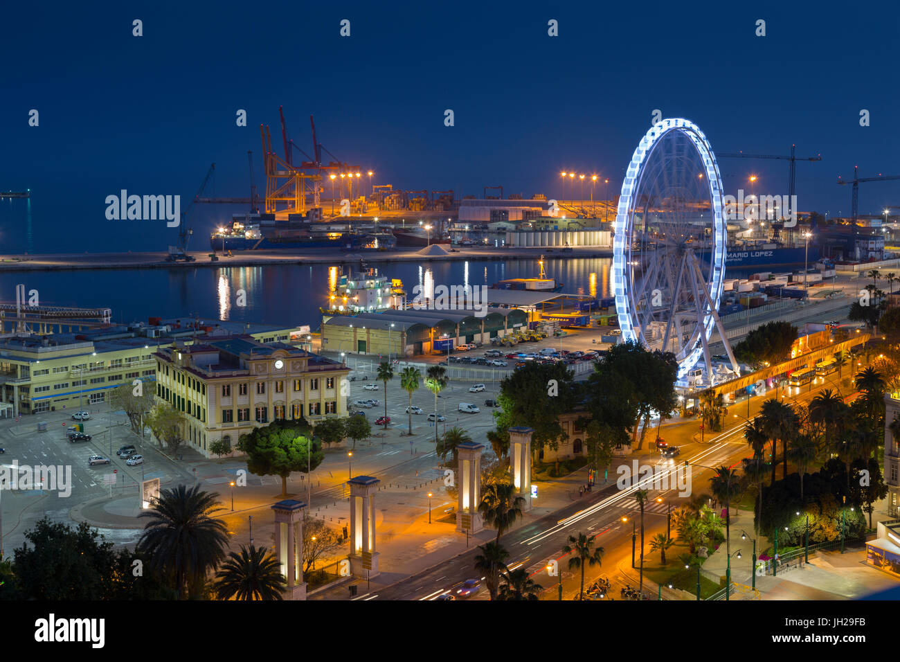 Vista in elevazione del Malaga Marina e la ruota panoramica Ferris al crepuscolo, Malaga, Costa del Sol, Andalusia, Spagna, Europa Foto Stock