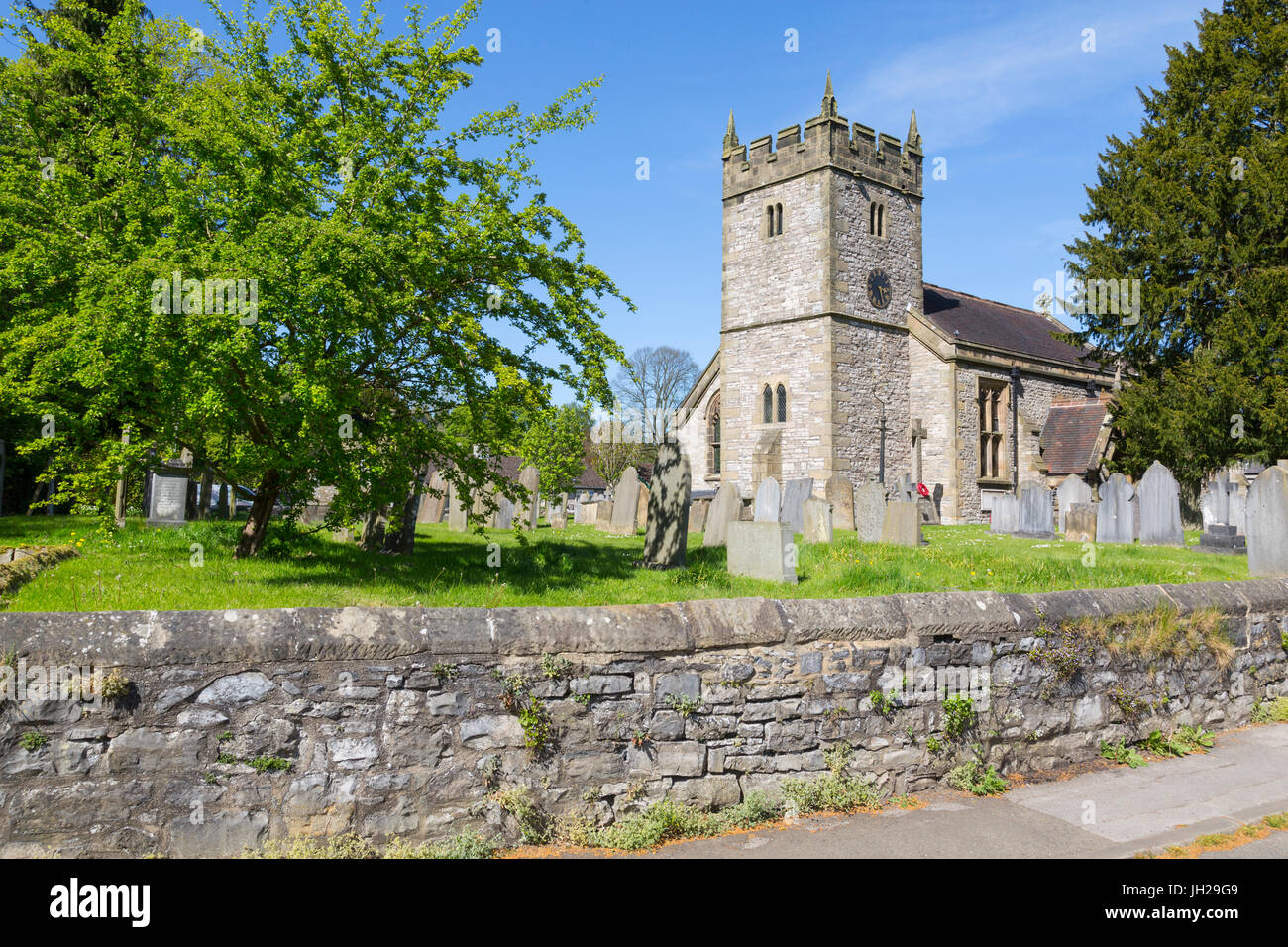 La Chiesa Parrocchiale a Ashford in acqua in primavera, Derbyshire Dales, Derbyshire, England, Regno Unito, Europa Foto Stock