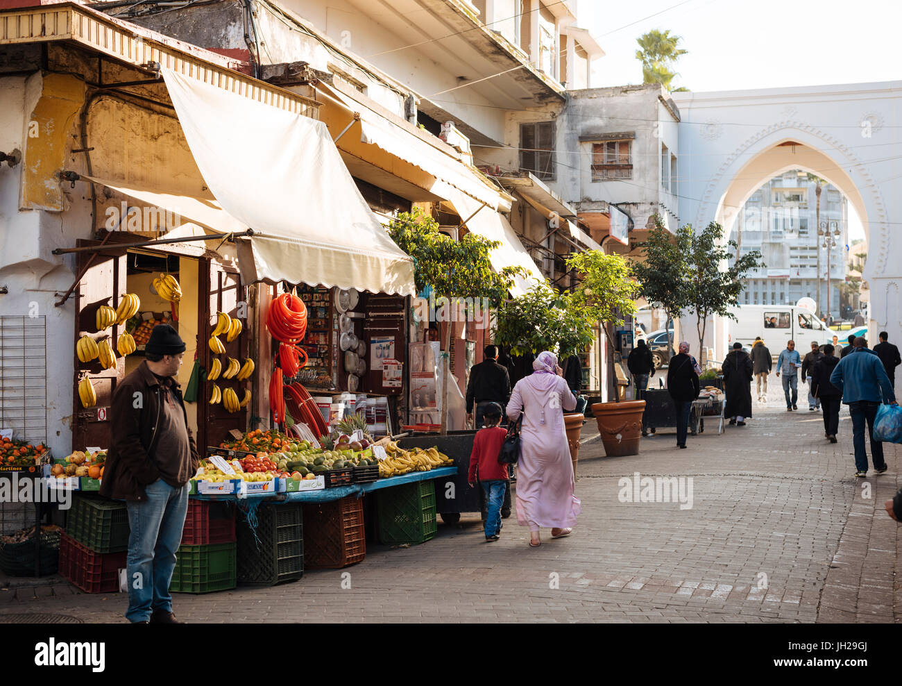 Scena di strada nella Medina, Tangeri, Marocco, Africa Settentrionale, Africa Foto Stock