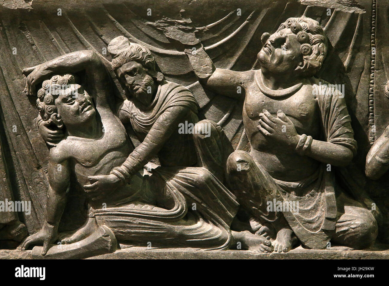 Il Victoria and Albert Museum. Parte di un rilievo con la morte del Buddha (parinirvana). 200-400. Periodo Kushan. Lo scisto. Gandhara/nord-ovest del Pakistan. Uni Foto Stock