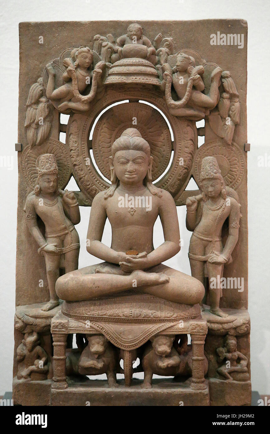 Il Victoria and Albert Museum. Il Jina Rishabhanatha. 800-900. In arenaria. India del nord. Regno Unito. Foto Stock