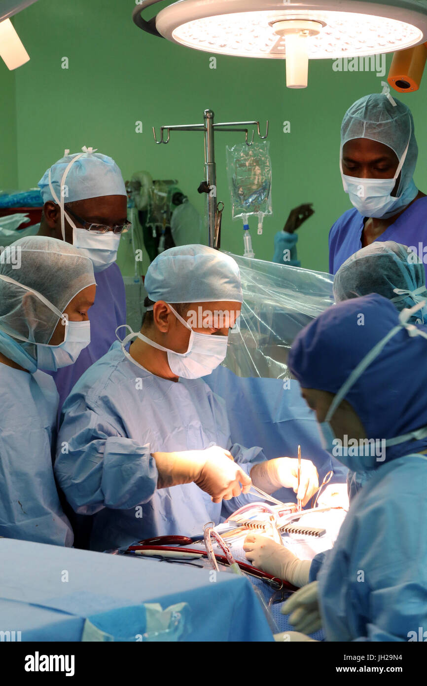 Il Heart Institute offrono elevata qualità della cura di vietnamita di pazienti affetti da malattie del cuore. Senegalese team medici addestrati alla pratica cardiac Foto Stock