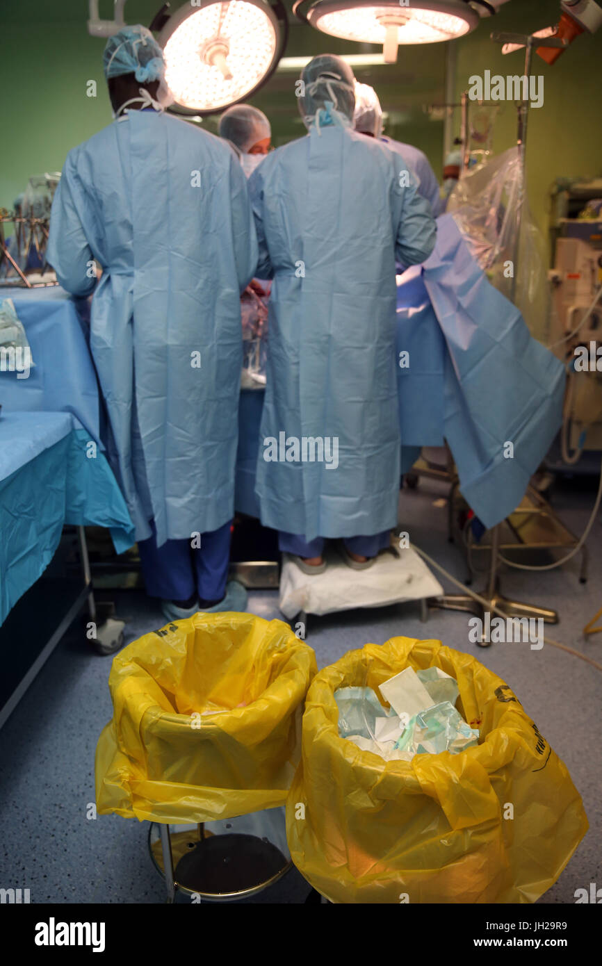Teatro operativo. Gli interventi di cardiochirurgia. Contenitori per i rifiuti. Ho Chi Minh City. Il Vietnam. Foto Stock