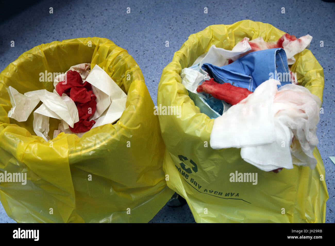 Teatro operativo. Gli interventi di cardiochirurgia. Contenitori per i rifiuti. Ho Chi Minh City. Il Vietnam. Foto Stock