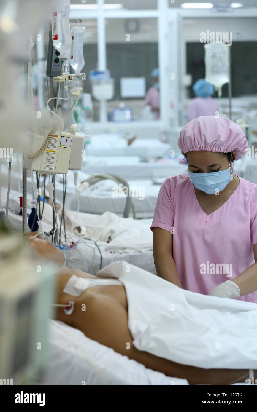 Il Heart Institute offrono elevata qualità della cura di vietnamita di pazienti affetti da malattie del cuore. Unità di cura intensiva. Ho Chi Minh City. Il Vietnam. Foto Stock