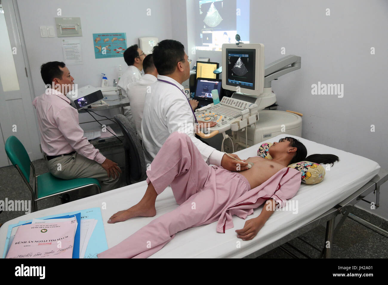 Duc Tam Heart Hospital. Ecocardiogramma Doppler. Video conferenza. Ho Chi Minh City. Il Vietnam. Foto Stock