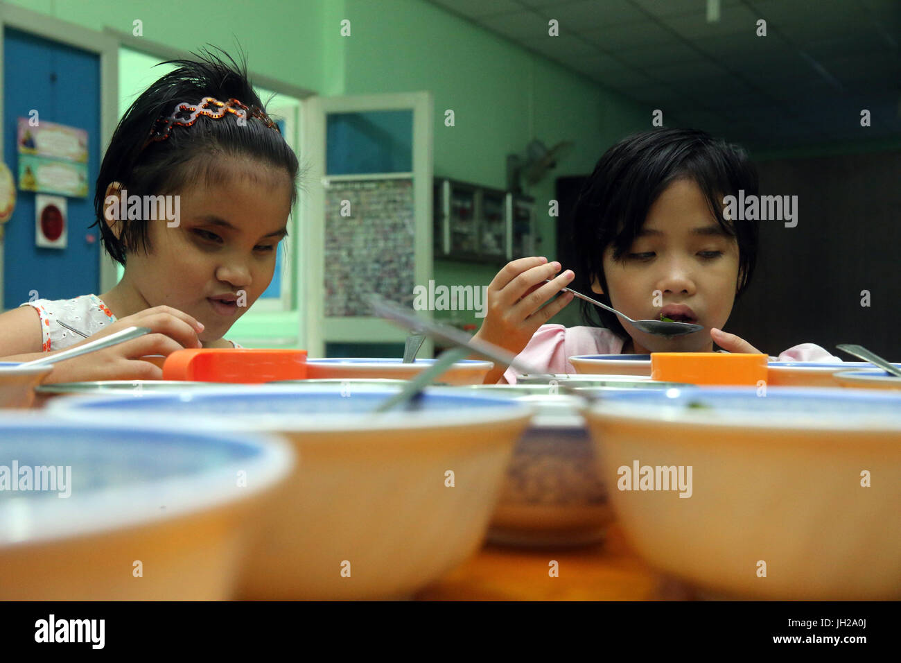 Il Vietnam. Centro per i bambini ciechi. Il pranzo. Foto Stock