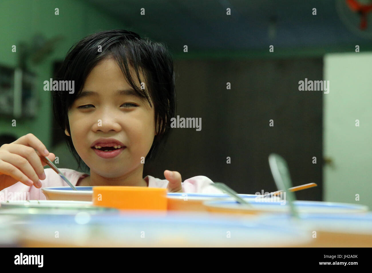 Il Vietnam. Centro per i bambini ciechi. Il pranzo. Foto Stock