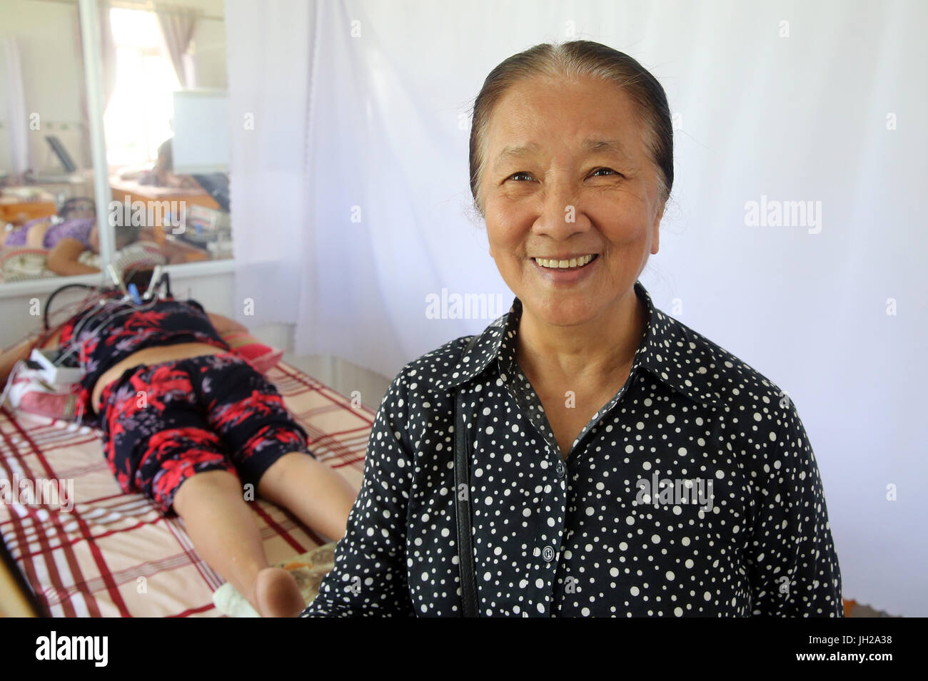 Tradizionale vietnamita medicina clinica. Suor Elisabeth (Suore francescane) garantire il buon funzionamento del centro. Cu Chi. Il Vietnam. Foto Stock