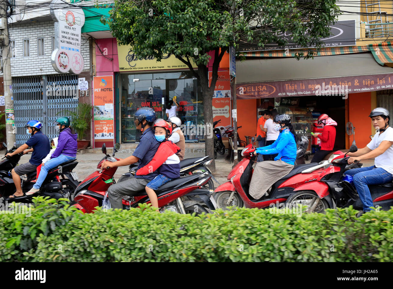 Scooters su Saigon Street. Ho Chi Minh City. Il Vietnam. Foto Stock