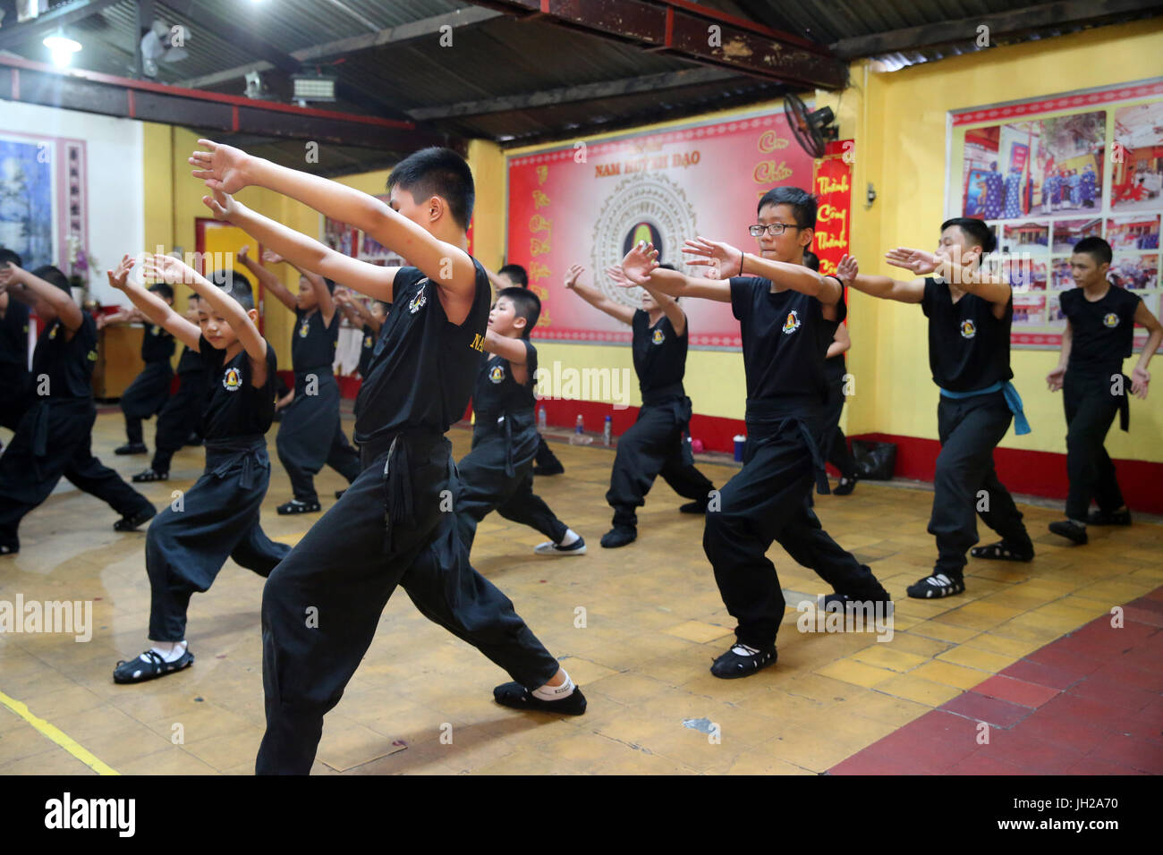 Ragazzi praticanti di arti marziali. Ho Chi Minh City. Il Vietnam. Foto Stock