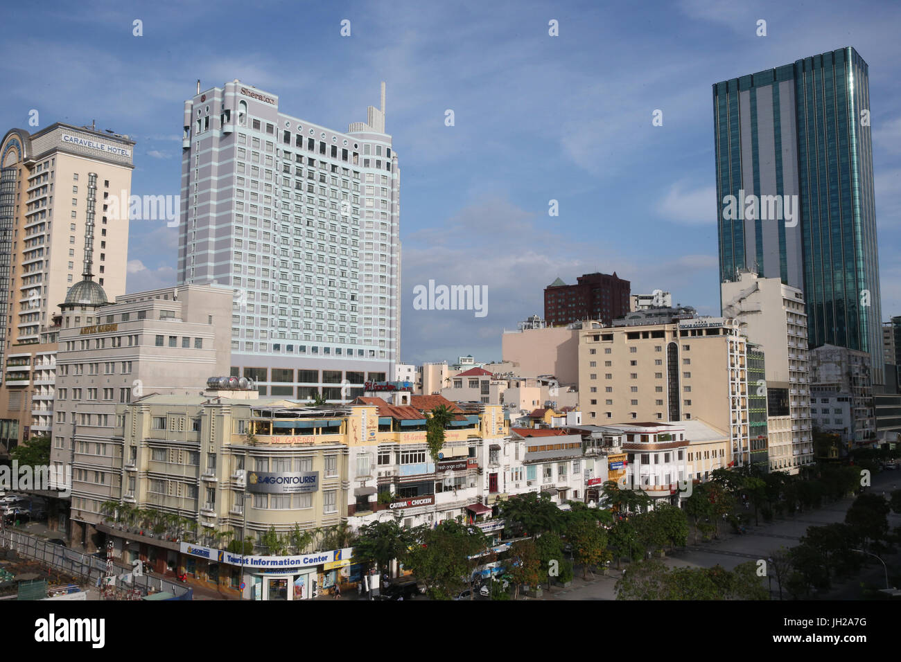 Ho Chi Minh city. District 1. Nguyen Hue strada pedonale e Sheraton Hotel. Il Vietnam. Foto Stock