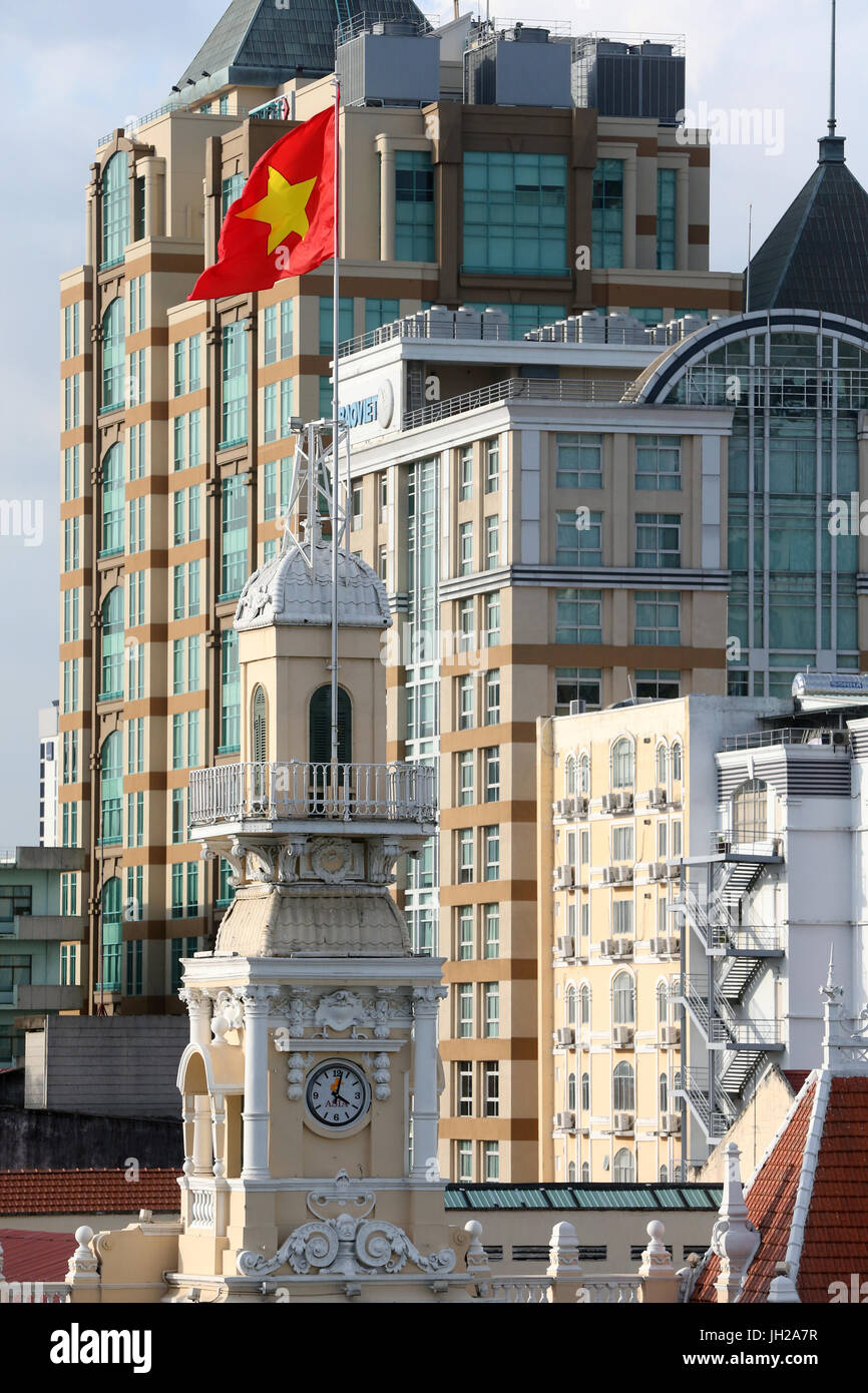 I popoli Comitato Edificio, Ho Chi Minh City Hall con bandiera vietnamita. Il Vietnam. Foto Stock