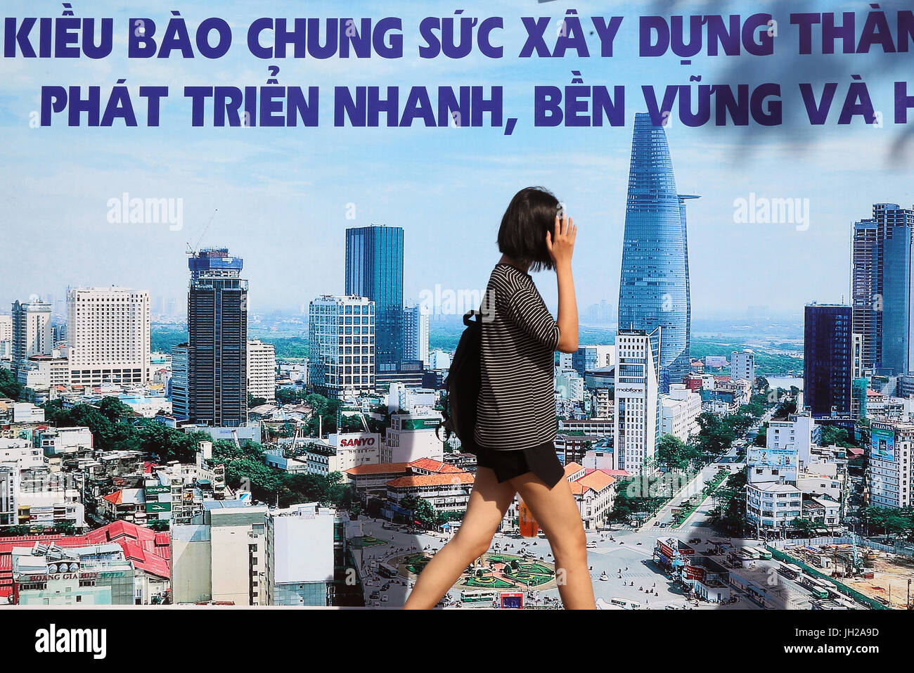 Ho Chi Minh city. Affissioni pubblicità segno. Il Vietnam. Foto Stock